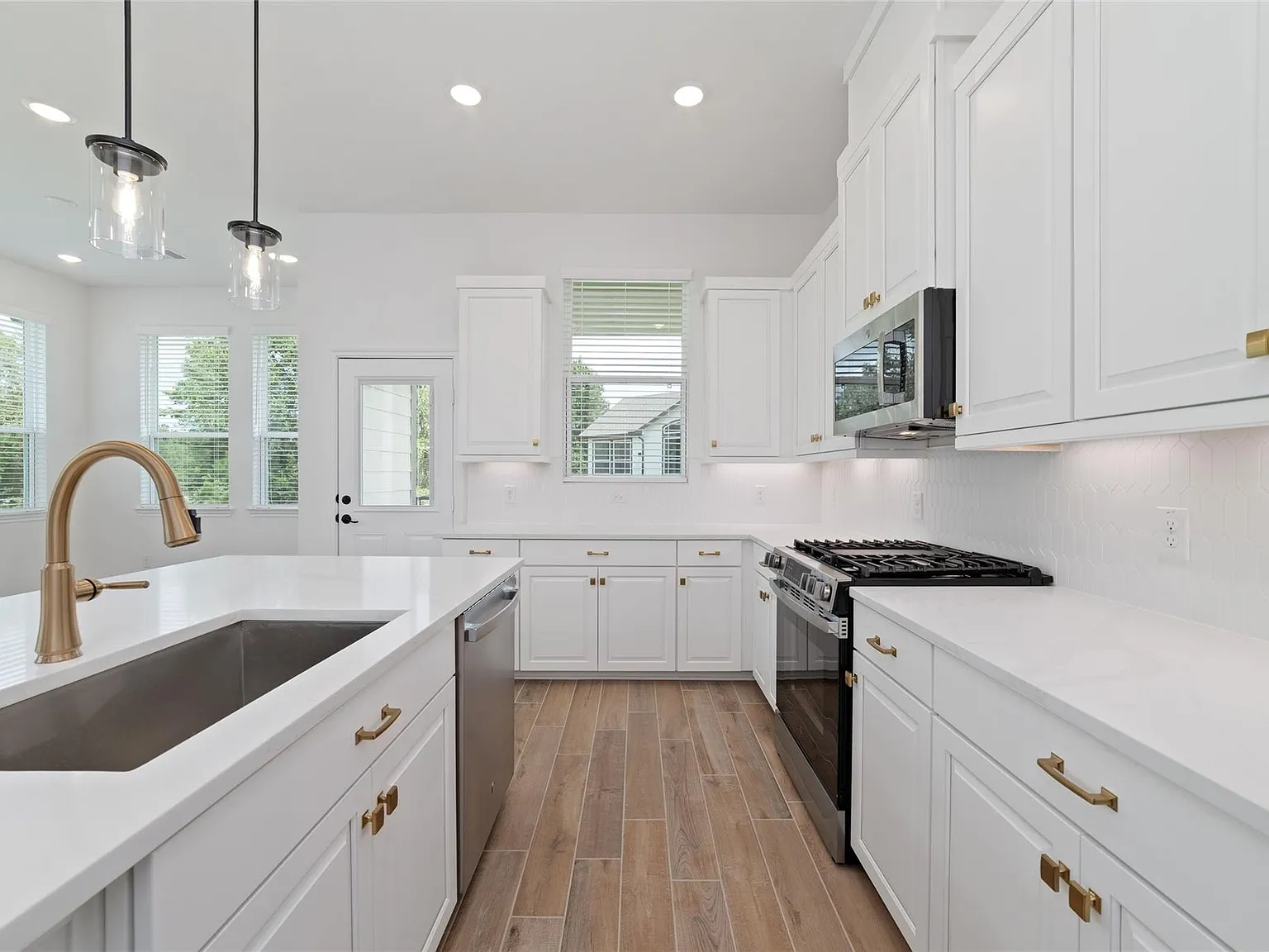 3 bed, 2.5 bath, 1908 sqft, $2,400 — Photo 4