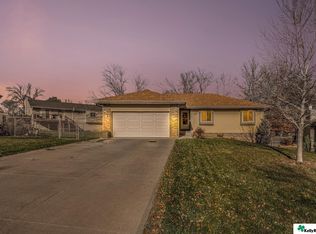 15618 Holmes Cir, Omaha, NE 68135