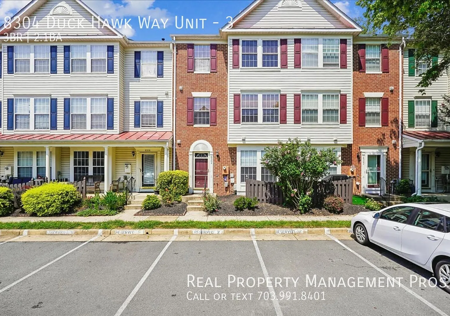Gorgeous Townhouse- Great Amenities and Location! — Photo 1