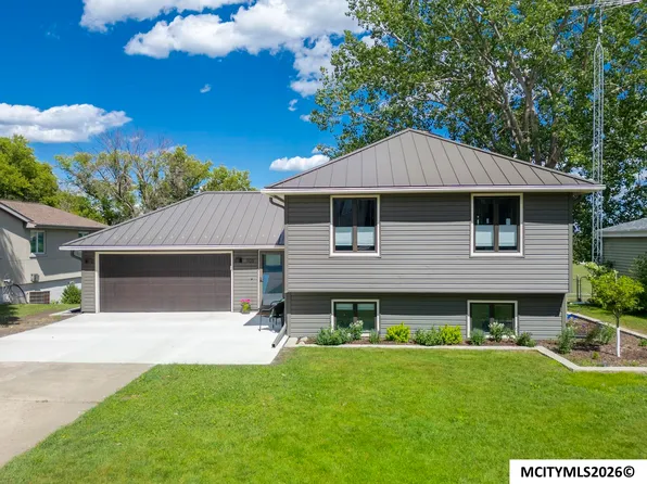 908 S 15th St, Clear Lake, IA 50428