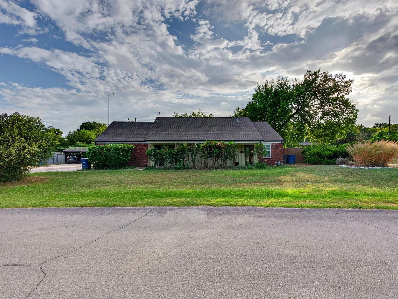 2 bed, 1.0 bath, 885 sqft, $1,250 — Photo 2