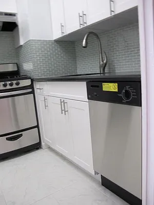 Rented by Metropolis Real Estate of Manhattan | media 17