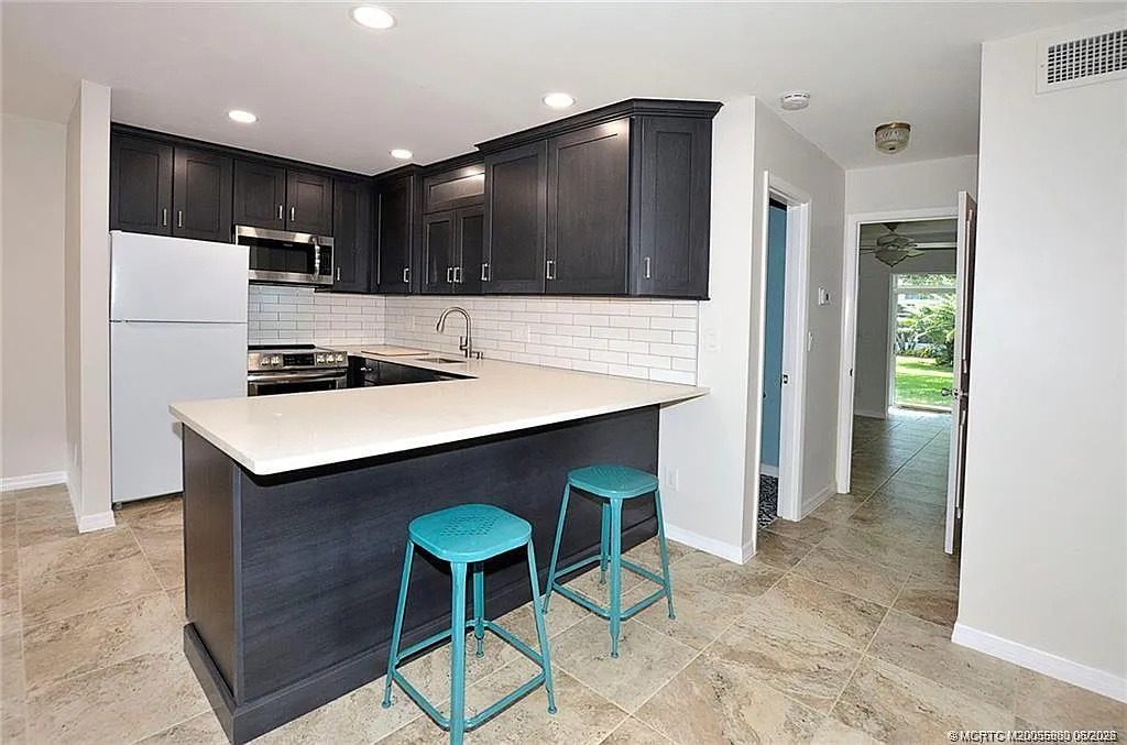 1 bed, 1.5 bath, 696 sqft, $1,575 — Photo 2