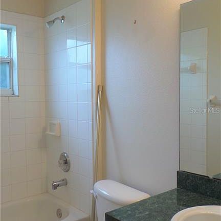 5th image of 913 Pecan St