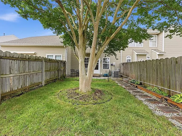 Private Peaceful Backyard- Fully fenced