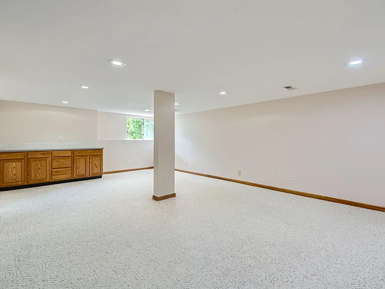 952 Thames St — Photo 31