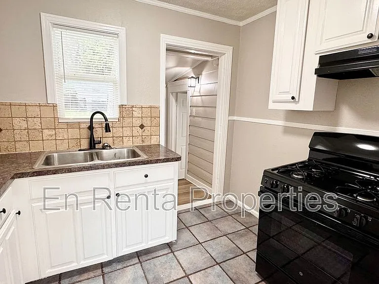 601 W Beach St — Photo 7