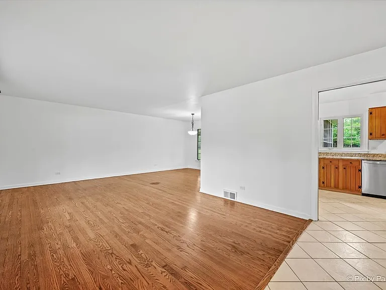 116 S Deerpath Rd — Photo 3
