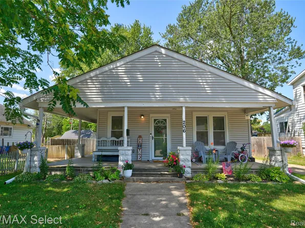 206 S Shiawassee St, Corunna, MI 48817