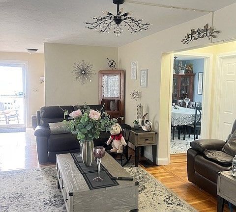 4th image of 18 Lawn Ave