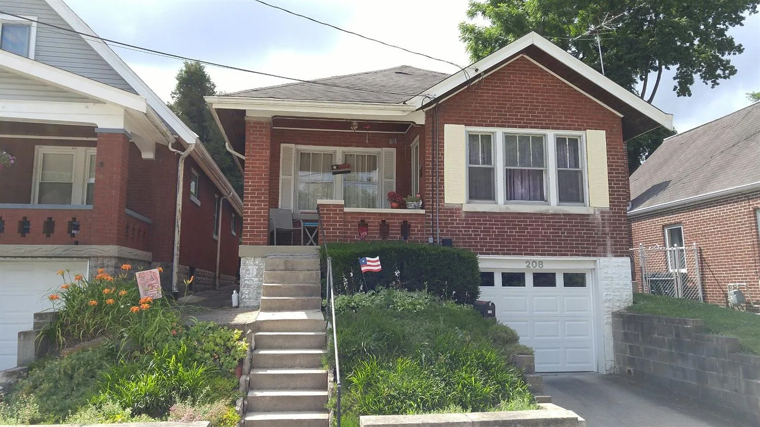 208 Roosevelt Ave photo 1