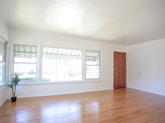 3rd image of 2923 W 101st St