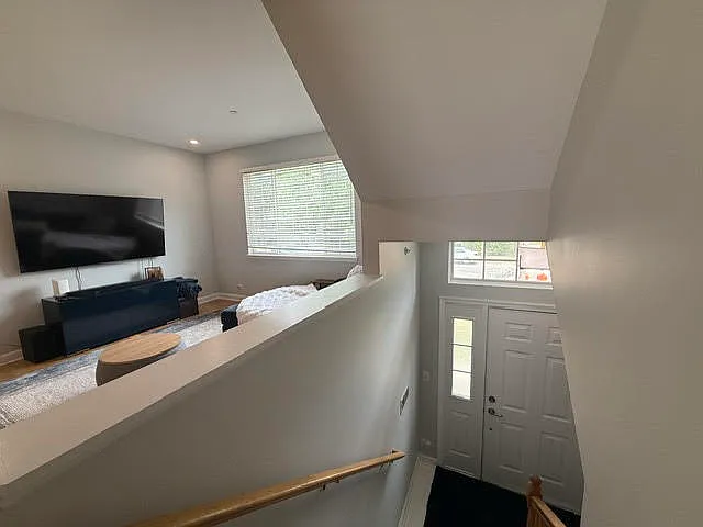 3 bed, 2.5 bath, 1700 sqft, $3,400 — Photo 3