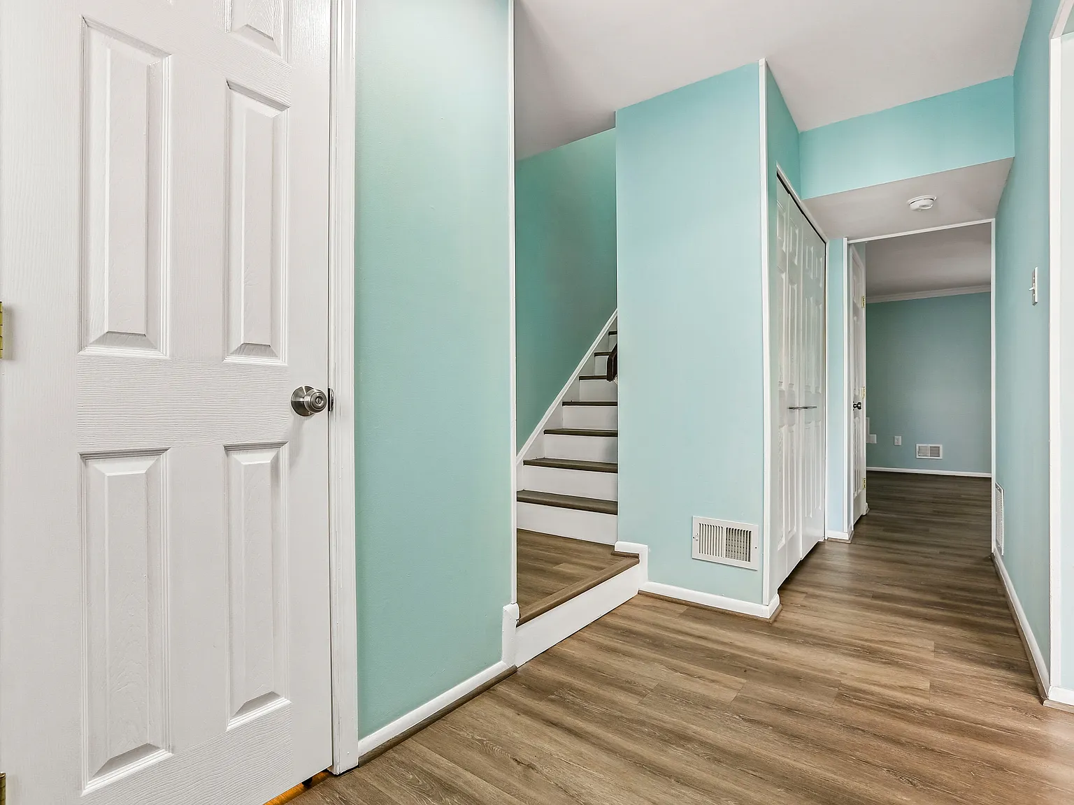 3 bed, 1.5 bath, 1320 sqft, $2,350 — Photo 3
