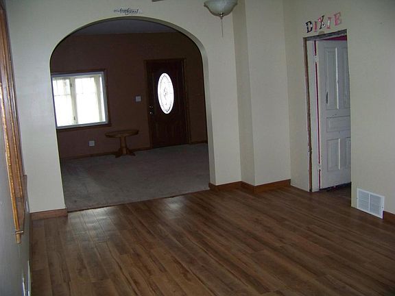 3rd image of 528 Ford Ave