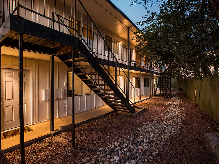 Renovated 1 Bedroom Apartment Close to UNM, CNM, and Roosevelt Park — Photo 21