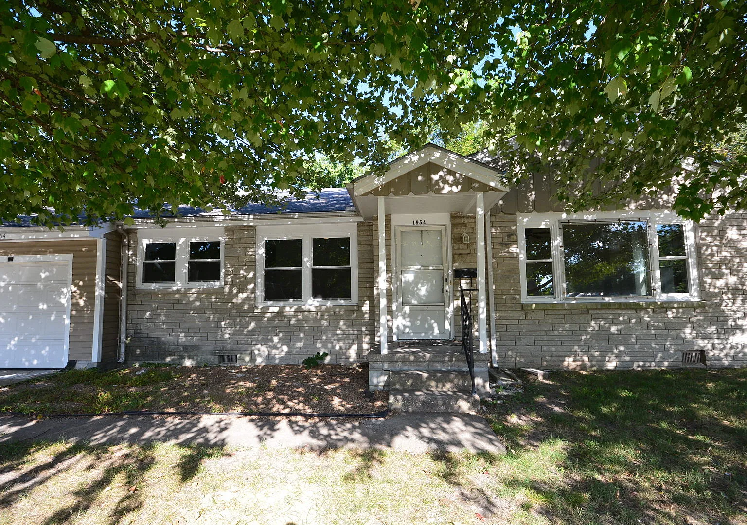 Cute 3 bedroom 1 bath across street from Mercy — Photo 1