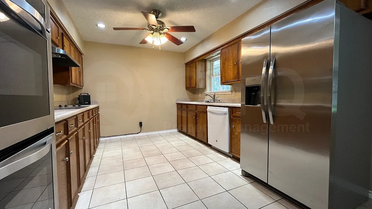 3 bed, 2.0 bath, 1495 sqft, $2,195 — Photo 4