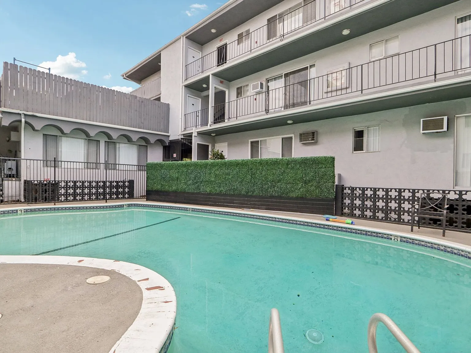 4950 Coldwater Canyon — Photo 3