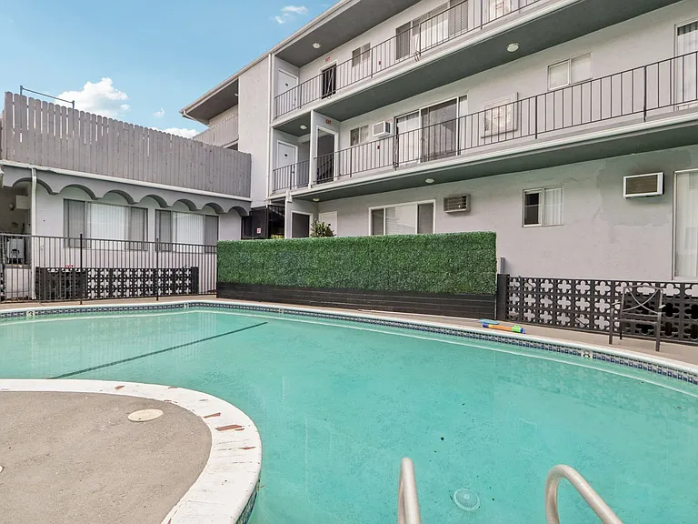 4950 Coldwater Canyon — Photo 3
