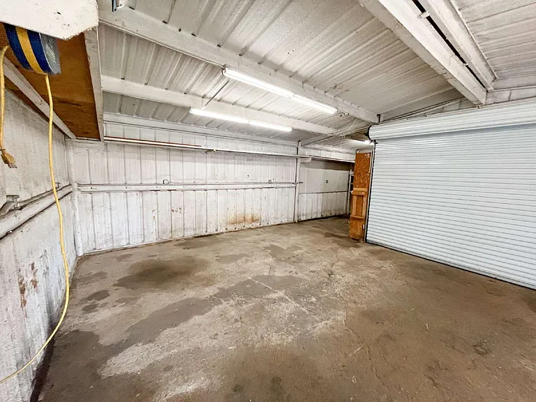 206 E 3rd St — Photo 19