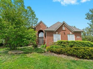 8380 Jamestown Dr, White Lake, MI