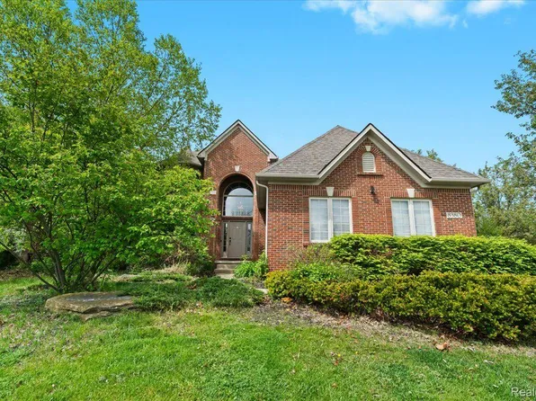 8380 Jamestown Dr, White Lake, MI 48386