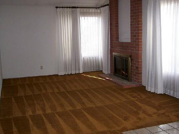 Main House Living Room w/Vaulted Ceiling