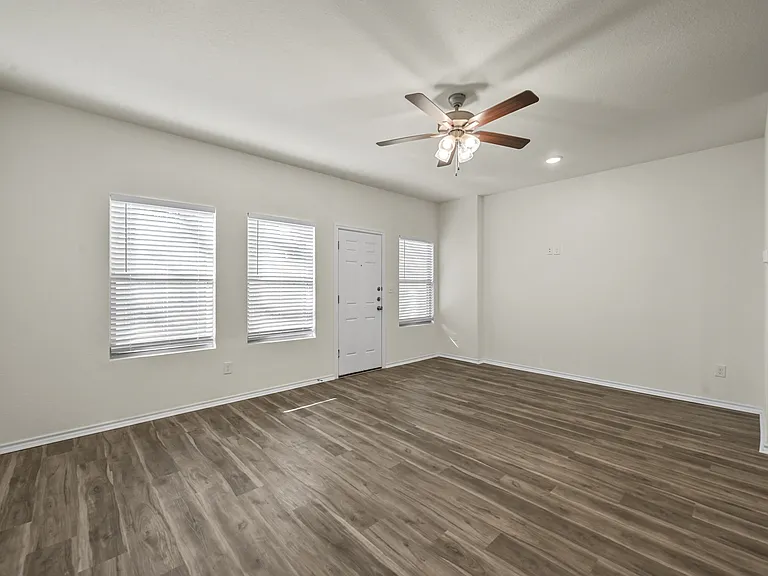 105 SE 4th St #2 — Photo 12