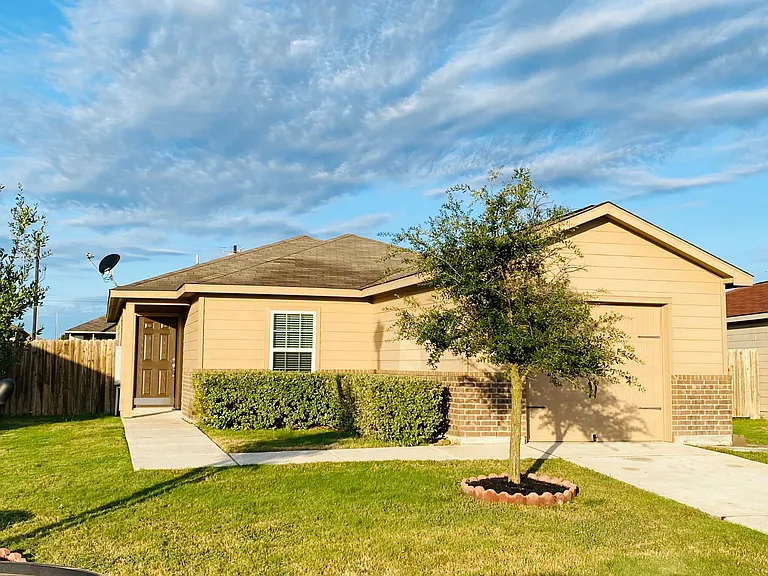 596 Ruby Ln — Photo 3