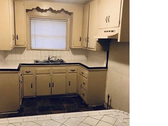 5th image of 2685 Linson St