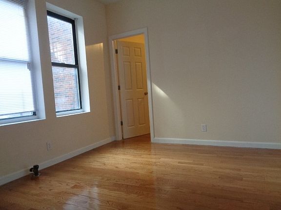 3rd image of 3625 Oxford Ave APT 15