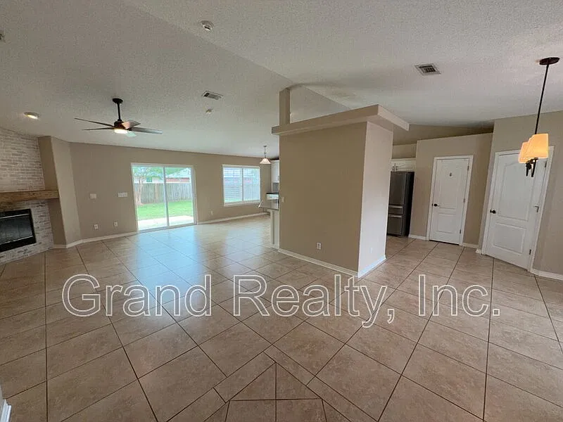 3 bed, 2.0 bath, 1654 sqft, $1,895 — Photo 3