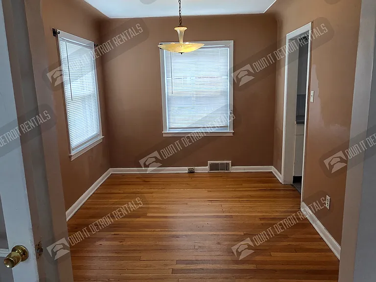 20252 Roscommon St — Photo 9