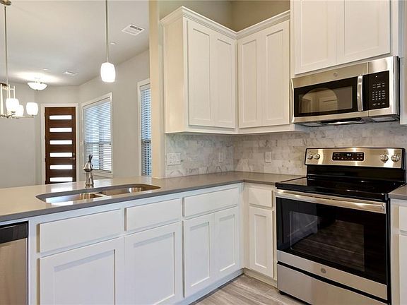 3rd image of 806 Newhaven Dr