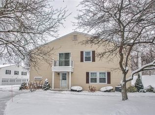 11 Foxcroft Trl, Fairport, NY 14450