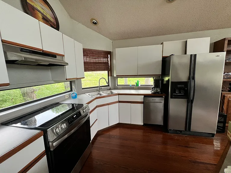 545 Lakeview Dr — Photo 3