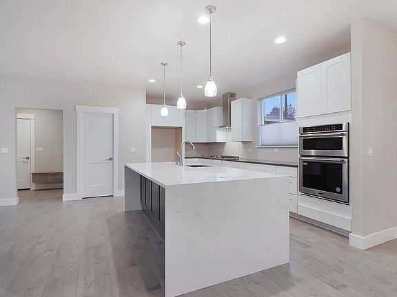 Kitchen w/ Waterfall Island