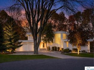 317 Meadow Woods Dr, Mankato, MN 56001