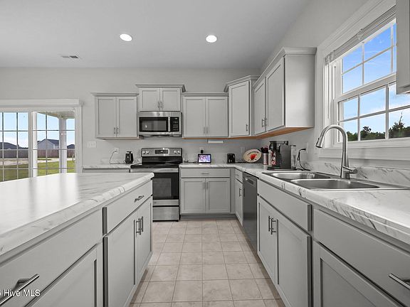 4th image of 407 W Black Water Lane