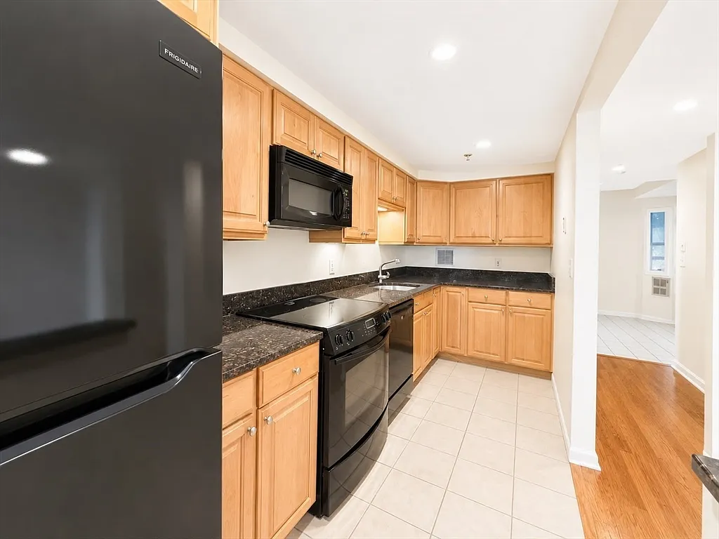 2 bed, 1.5 bath, 1454 sqft, $2,300 — Photo 2