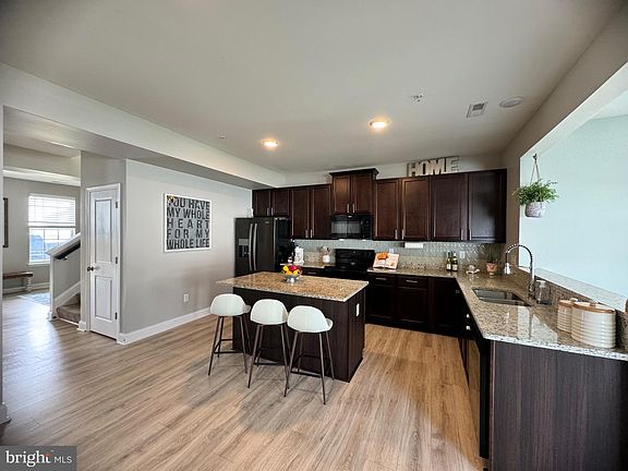 3rd image of 412 Morning Glory Dr