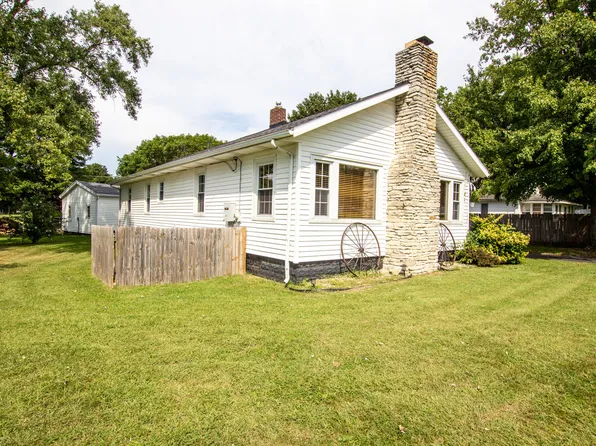207 E Bertrand Rd, Niles, MI 49120