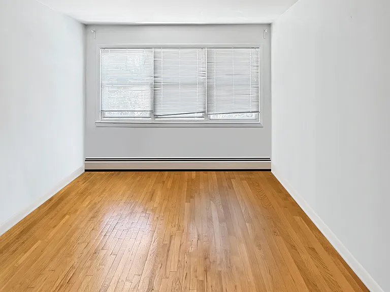 LIVING ROOM (UN-STAGED)