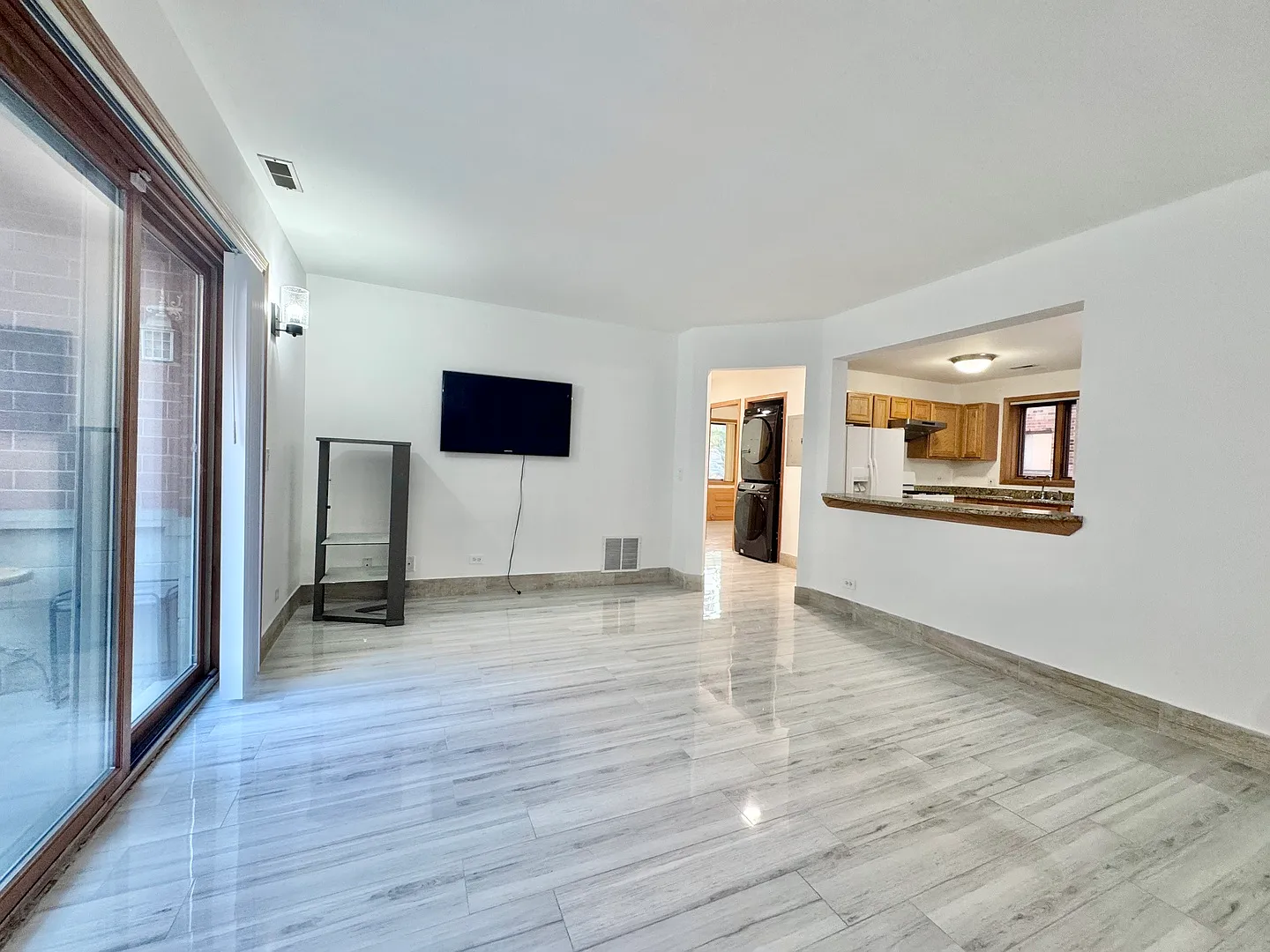 2 bed, 1100 sqft, $2,100 — Photo 3