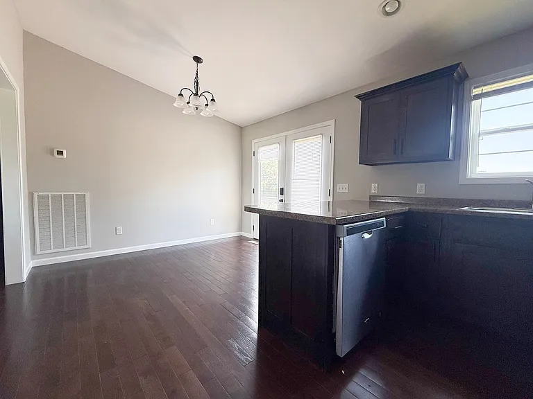 505 Holladay Rd — Photo 10