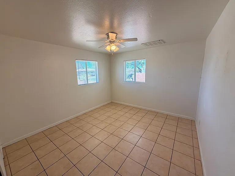 114 W Riley Dr — Photo 6