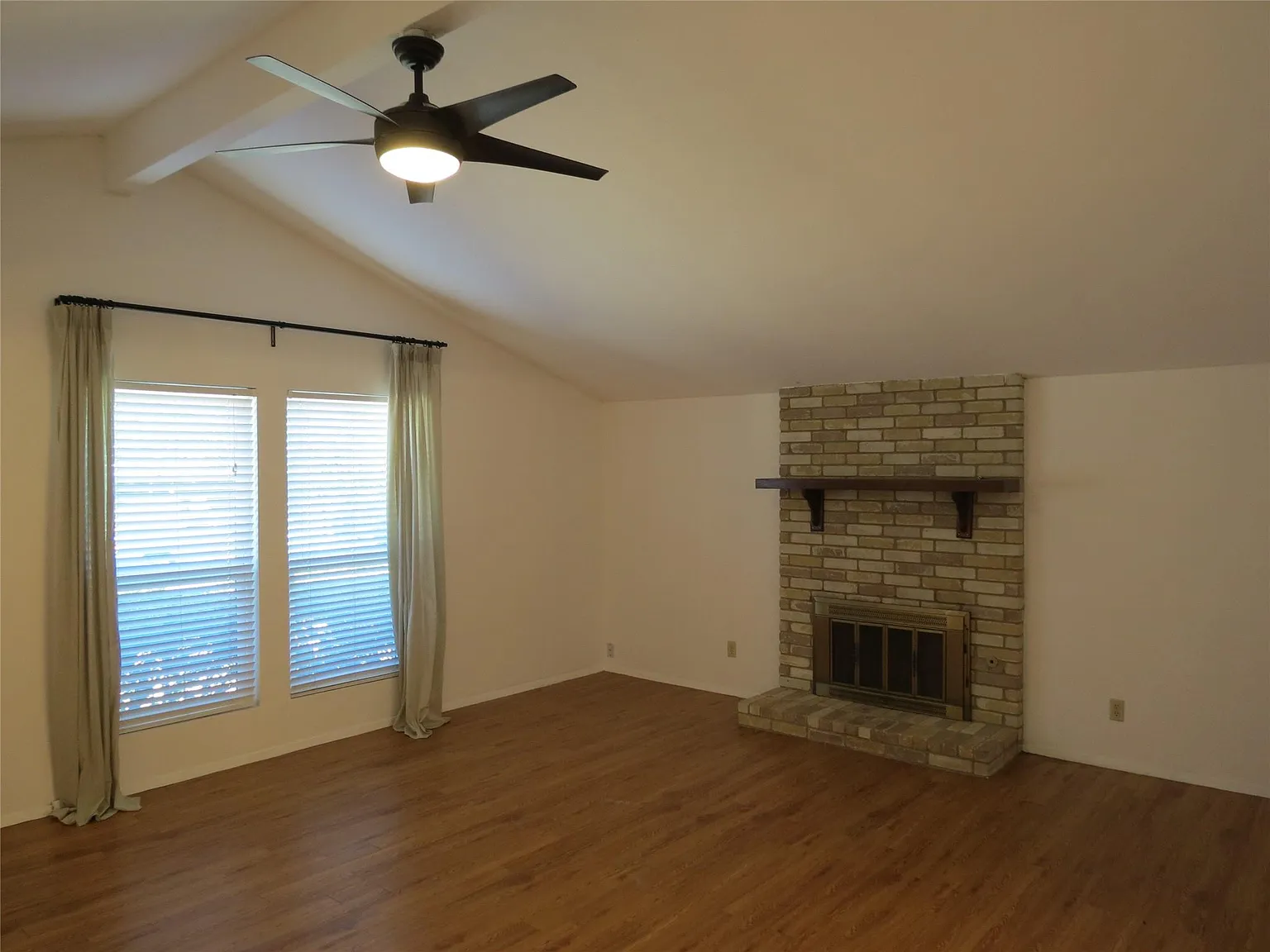3 bed, 2.0 bath, 1369 sqft, $2,350 — Photo 4