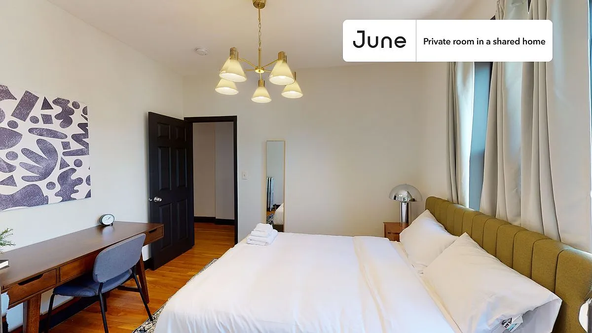 Queen bedroom in 4 bed/2.5 bath home in Brighton #387 D — Photo 2