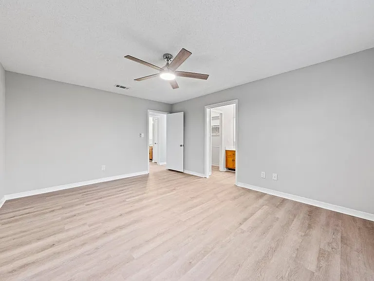 723 Prestwick Dr — Photo 16
